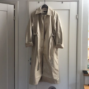 Trenchcoat - Helt oanvänd trenchcoat från Gina tricot! Nypris 900kr mitt pris 500kr💕 Betalning sker via swish innnan jag fraktar paketet! 