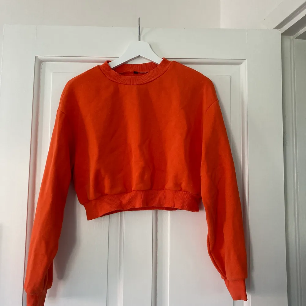 En croppad orange tröja från H&M i storlek: S, vilket motsvarar storlek 36. Nypris 129kr. Frakt kan man välja mellan spårbar och icke spårbar.. Tröjor & Koftor.