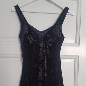 Cheap monday sammets klänning - Kort tight klänning från cheap monday i svart sammet, anbänd endast en gång av mig, knappt använd innan (köpt på plick. Prima skick, väldigt kort vid rumpan på mig som är runt 173, rekomenderar till nån som är kortare!