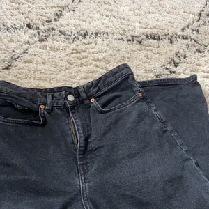 Jeans - Halloj, jag säljer ett år Monki jeans som är i nyskick.  köpte i fel storlek❤️storlek 36