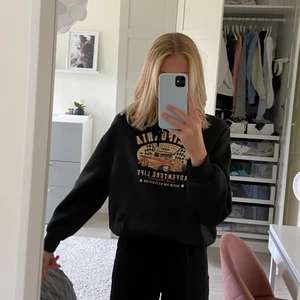 Hoddie  - Snygg svart hoodie i storlek xs, men passar även s. Fint skick o bara använd 1-2 gånger. Säljer för att jg inte får användning för den💓 (köparen står för frakten)