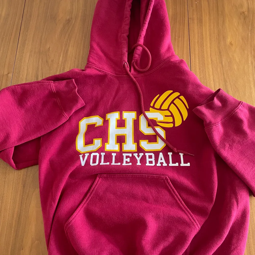    Röd vintage hoodie ”CHS volleyball”, stl S. Inga fläckar eller defekter. Pris : 249    Köpare står för frakt Mvh Arvid. Hoodies.