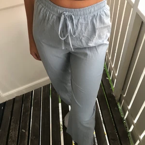 Linnebyxor - Ljusblå linnebyxor i storlek S, jag är 165 cm och dom går lite längre ner än ankarna på mig! 