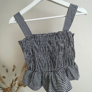 Rutig topp - Säljer denna fina och söta toppen i storlek S. Köpt från shein.