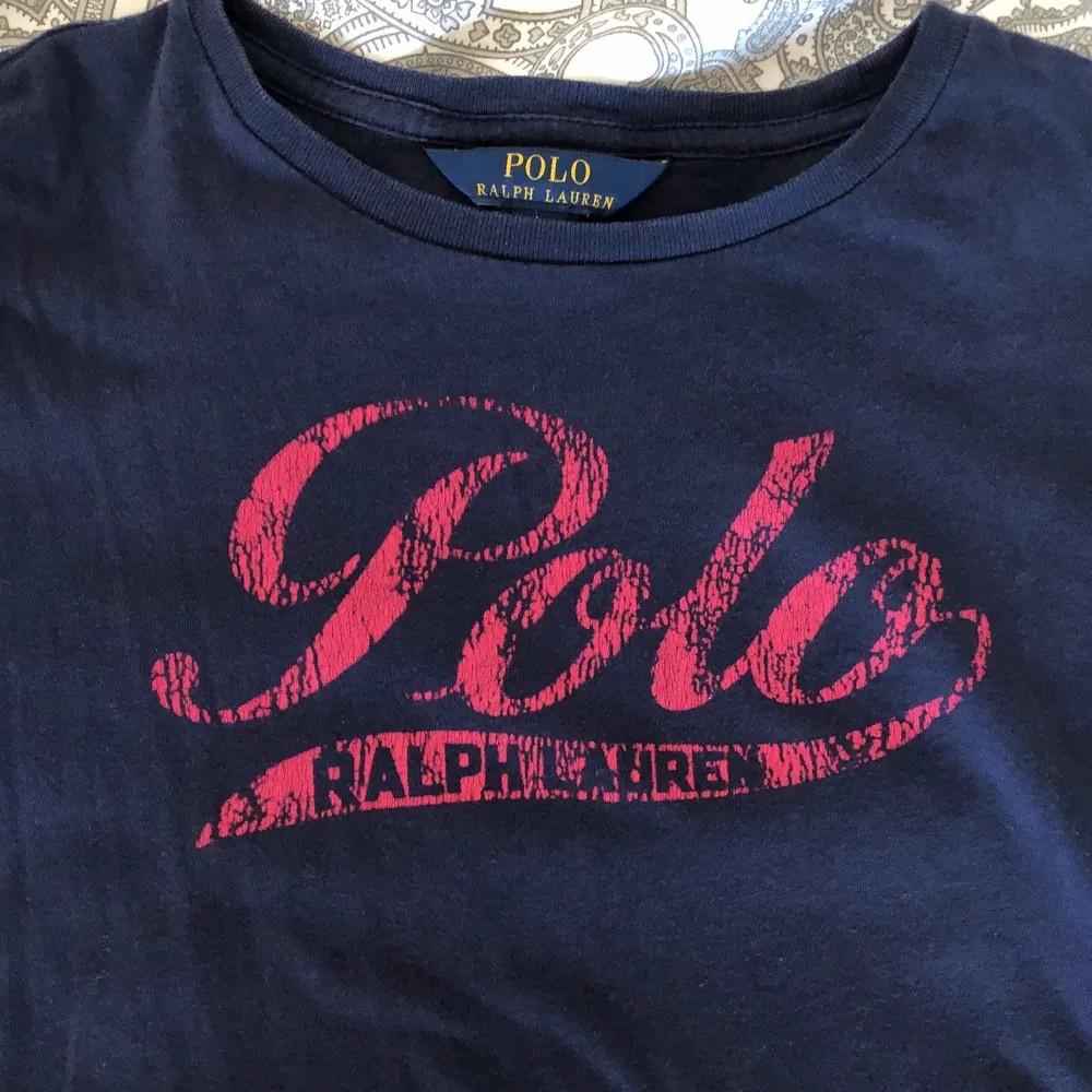 Säljer mörkblå Ralph Lauren t-shirt i storlek xs. Har ägt och användt den i ett par år. Pris kan diskuteras såklart. Möts upp i Malmö eller så står köparen för frakt:). T-shirts.