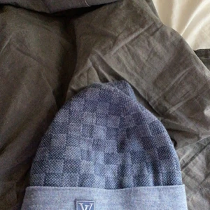 Louis Vuitton Mössa  - PETIT DAMIER HAT Ny pris cirka 2300 kr ! Skick 9/10 Kvitto o box finns tyvvär inte  kvar . Bytes med Lv mössa andra färger eller Gucci keps . 