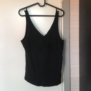 Svart topp med snörning fram - Köpte den på H&M för några år sedan. Stretshigt material. Bara använd några gånger. Söt passform 💕