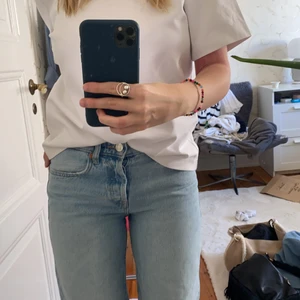 Zara jeans  - Så snygga zara jeans som köptes precis nyligen! De är i modellen midrise straight💓storlek 36