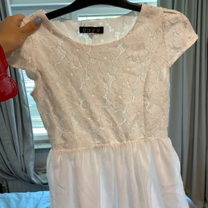 Fin vit klänning  - Jättefin vit klänning med dragkedja i storlek small. Köparen står för frakten📦