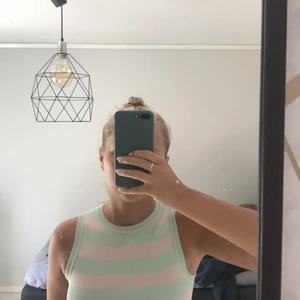 Söt topp - Söt topp från zara, använd en gång, strl S. Pris kan alltid diskuteras :)