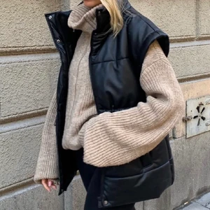 LXA ”leather” vest  - En helt ny LXA väst i läderimitation säljes då den ej passade mig. Med lappar kvar. Slutsåld och ska ej komma in i lager igen. Storlek: xs. Säljes mot bud med rätt att neka.