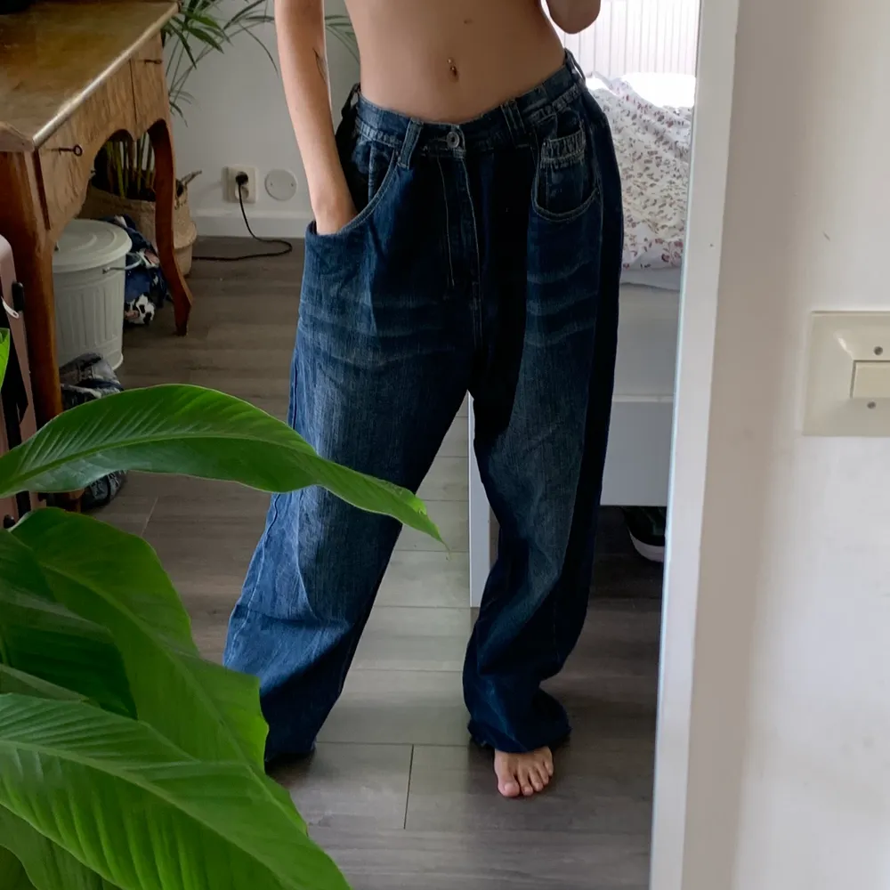 Overszied jeans som jag sytt in själv. Samfrakar så kolla gärna mina andra annonser också <33. Jeans & Byxor.