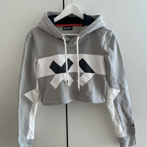 Elly Pistol  - Snygg croppad hoodie oanvänd, storlek S. ☺️