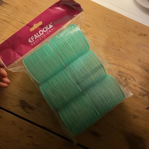 Papiljotter / hårrullar 60mm - En oöppnad förpackning med 6 st papiljotter / hårrullar. Säljer då jag köpte flera storlekar. Lite grönare färg i verkligheten. Skickas med frimärken. 