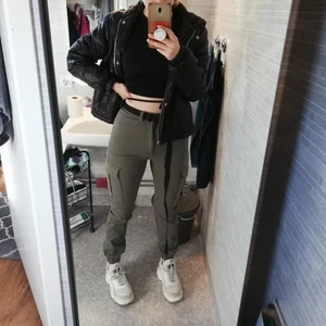 BikBok mörkgröna cargopants strl 36 - Högmidjade med stretch i benen. Ganska tunnt tyg. Lite mindre i storleken. Passar inte därav att jag säljer dem. Använda ett fåtal gången. Gratis frakt! ❣️