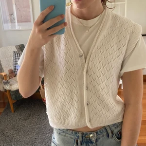 Vit väst - Fin vit bäst i ett mjuk material med fina knappar fram. Aldrig använd