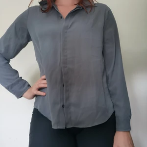 Blågrå blus - Klassiskt vacker blus/skjorta. Mycket fint skick. 