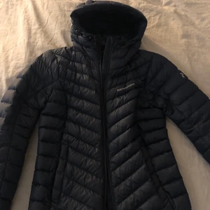 Peak performance Jacka i storlek S - Jackan är ungefär 1 år gamal och använd fåtal gånger, är i nyskick inga hål därför säljes den för 900kr org pris: 2000 Köparen står för frakt men kan även mötas upp om du bor i hudiksvall