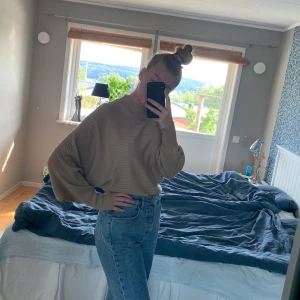 Stickad tröja, Gina tricot, strl M - Beige ministickad ribbad tröja från Gina Tricot med vida armar🥰