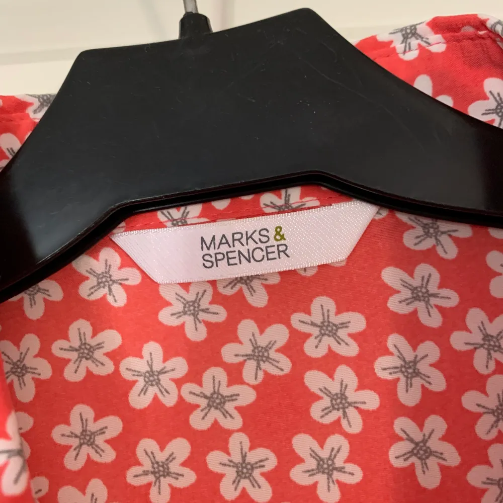 Röd blommig skjorta från Mark & Spencer, skulle säga storlek 38. Skjortor.