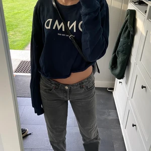 Marinblå tröja - Marinblå tröja med text från DNMD. (Vet ej vart den är ifrån men det står det på lappen!) Storlek Xs, frakt ingår inte