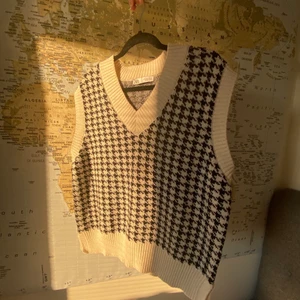 Stickad väst fr. ZARA - Stickad väst från Zara med hundtandsmönster och krämvita ”kanter”. Den var omåttligt populär och slutsåld väldigt fort om jag minns rätt? 🤓 storleken är S, men den är väldigt oversized, jag brukar annars ha M. Använd bara 2 ggr, alltså jättebra skick!!!!. 🌼🌼🌼