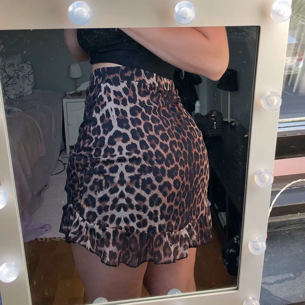 Detta är en leopard kjol i ett meshtyg från Nelly! Passformen är perfekt och den är lagom kort🌸🐆 Trodde jag skulle ha mer andvändning av denna skönhet!. Kjolar.