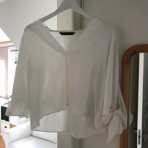 Fin blus från Zara - Fint skick! Endast använd 1 gång.