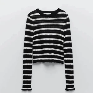 Slutsåld Zara tröja - Säljer den populära slutsålda Zara tröjan💕 Skriv privat för mer bilder på den💗 Finns ett litet hål på ärmen men det märks inte när man har på sig den! Skriv om du är intresserad så skickar jag bild på det❤️