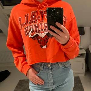 Röd hoodie - Röd hoddie med tryck från bikbok, den är kort i modellen. Hör av vid visat intresse❤️