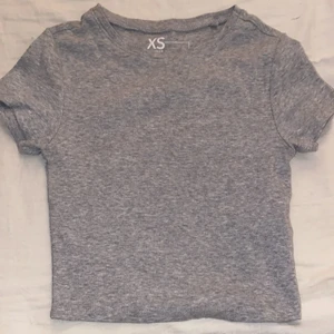Tröja  - Säljer denna pågrund av att den blivit för liten den är superfin och väldigt bra skick det är mer som en magtröja och är väldigt fin till sommaren.storlek xs 