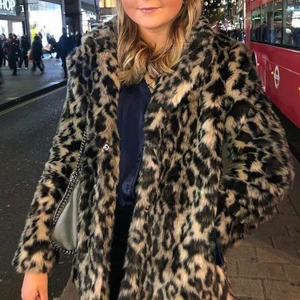 LINN AHLBORG X NAKD JACKA - Supersnygg leopardjacka i fuskpäls från Linn Ahlborg x NAKD. Perfekt färg och passar superbra på hösten/vintern. Ska gå att stänga med två knappar, däremot saknas en knapp. Se bild nr 3. Nypris 699kr, förutom knappen är jackan väldigt bra skick!💘💘