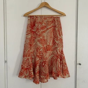 Blommig kjol  - Superfin kjol med retro vibes, ”silkes” tyg. Hittad på secondhand, Står ej storlek men skulle gissa på 36 🌹