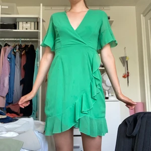 Grön klänning  - Fin och lätt klänning från Vero Moda! Använd enbart på midsommar 💚
