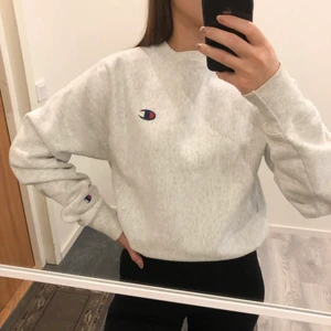 Champion - En supermysig tröja från champion som jag älskar, säljer den om jag får ett bra bud🥰 Storlek XS men passar S lika bra. Lägg gärna ett bud i kommentarerna