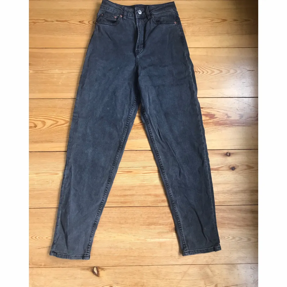 Mom jeans från Divided. Tvättad svart denim. Första bilden lånad från HM för att se hur de sitter. Inte mycket använda. Strl 34. Gratis frakt!. Jeans & Byxor.