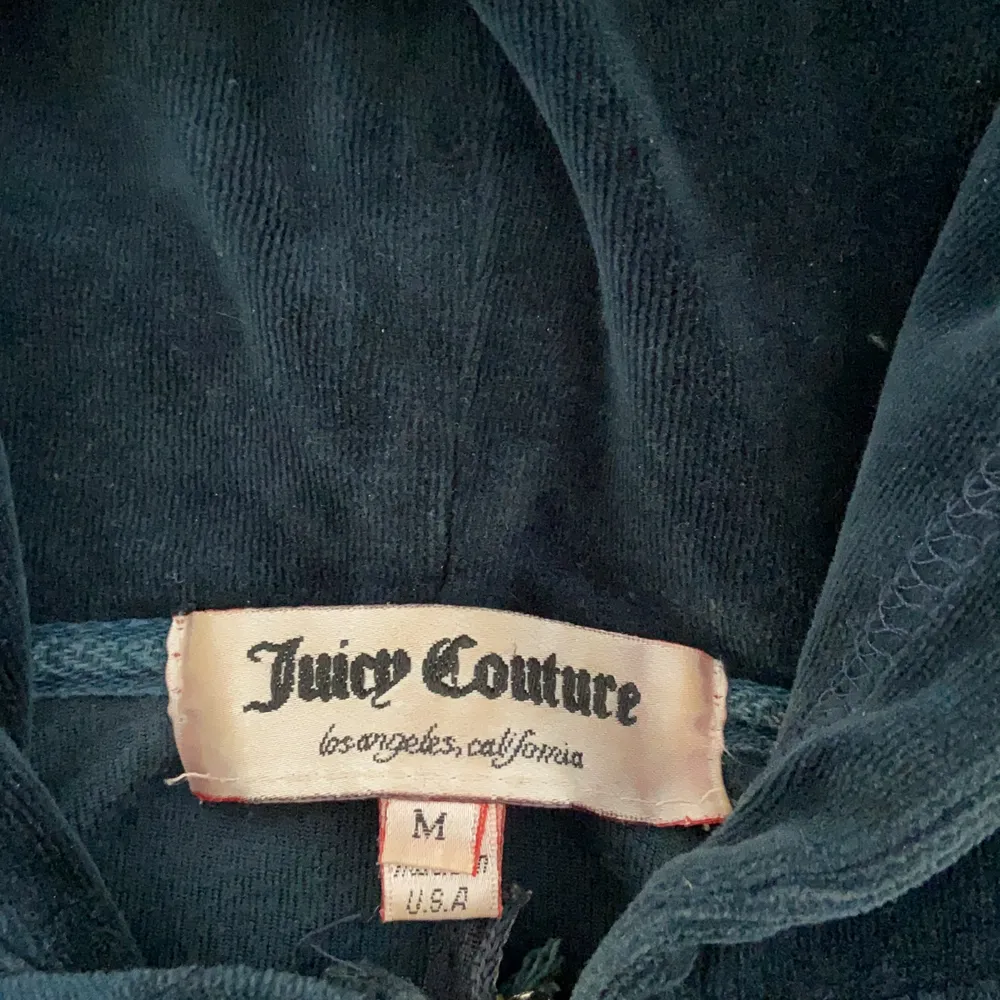 Säljer min Juicy Couture hoodie då den inte kommer till användning, använd ca 5 gånger! Den är i fint skick. . Tröjor & Koftor.