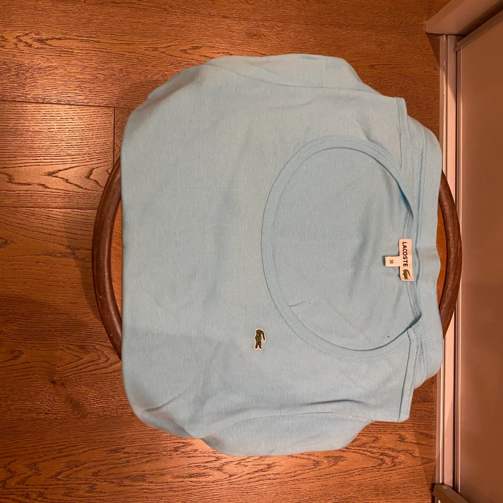 Ljusblå Lacoste t-shirt för 100 kr.. T-shirts.