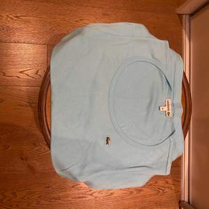 Ljusblå Lacoste t-shirt för 100 kr.