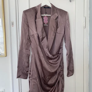 Blazerklänning M - • Aldrig använd • Siden material • Swish💗