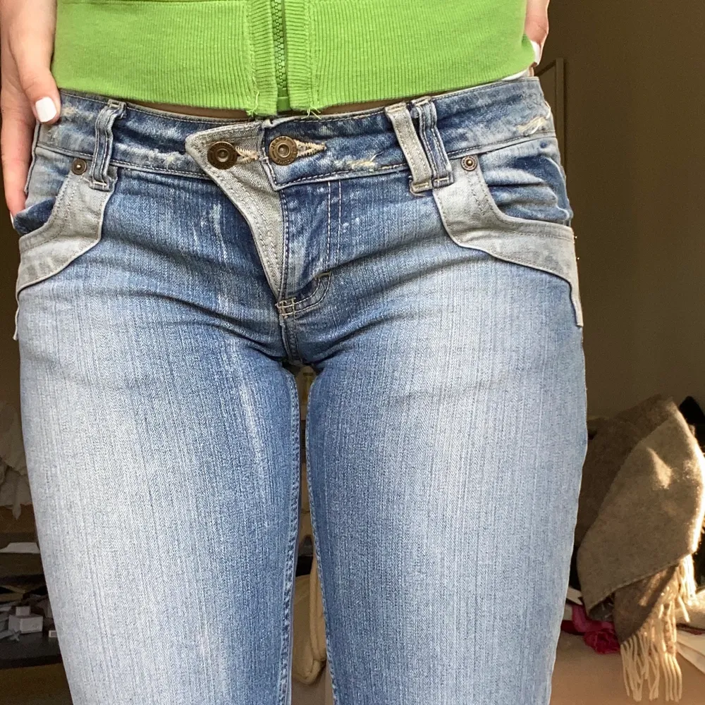 Trendiga low rise jeans från Blend she💓. Annorlunda design vilket gör dom unika. Storlek 30, passar M/36-38. Jag är 170 cm lång. Budgivning från 150 kr eller KÖP DIREKT för 300 kr! ENDAST SERIÖSA BUD🧚🏼. Jeans & Byxor.