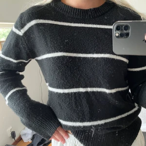 Superfin randig tröja!  - Säljer denna asfina och trendiga tröjan från NA-KD. Den är i storlek xxs men passar mig som vanligtsvis har xs/s. Den är i väldigt skönt material och är lång i armarna.