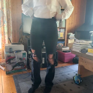 Svarta nakd jeans - Superfina jeans från nakd. Målat stjärnor på ena bakfickan. Storlek 32. 