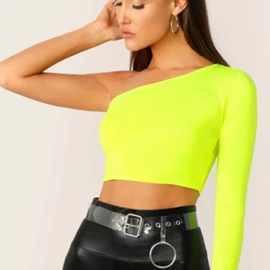 One shoulder top  - Säljer pga att jag aldrig använder den. Storlek S💛  Köparen står för frakten.