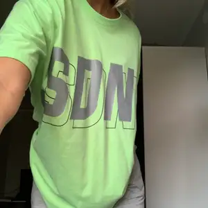 Jättecool neongrön oversized T-shirt köpt på footlocker