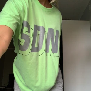 Neon grön t-shirt  - Jättecool neongrön oversized T-shirt köpt på footlocker