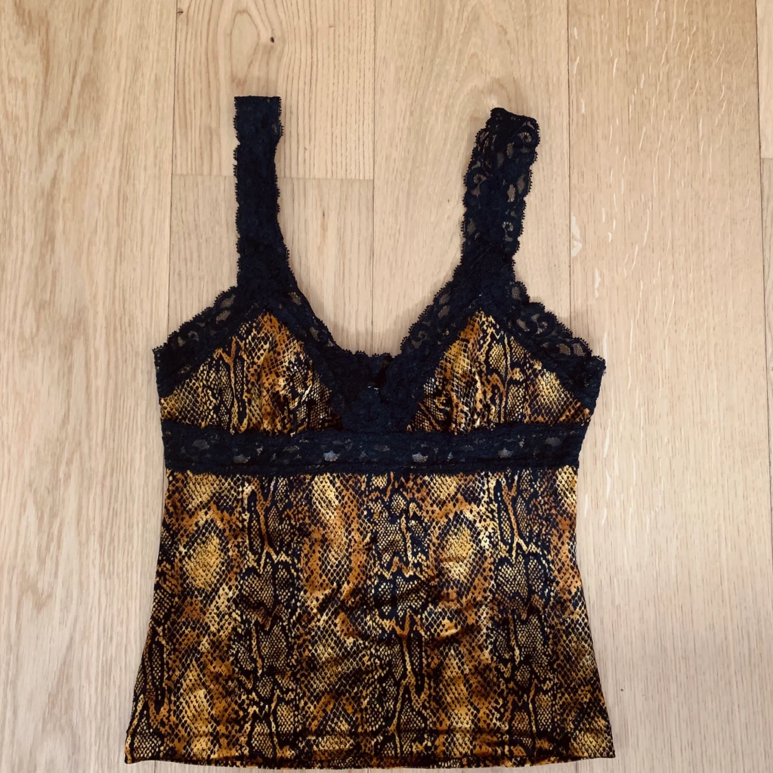 Mönstrat spets-linne