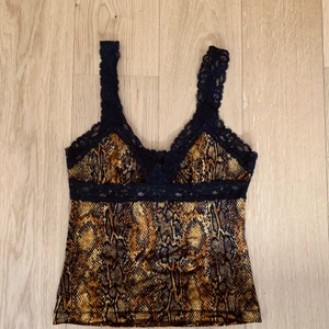 Mönstrat spets-linne  - Linne i superbra skick! Passar en strlk S-L (stretch). :)