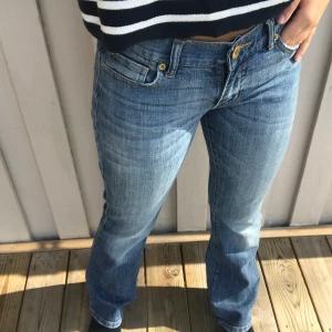 Lågmidjade jeans - Ett par snygga lågmidjade jeans från när mamma var ung, i storlek 26/32 som passar mig som är 164cm lång o har S perfekt 💗 Jag vet tyvärr inte vart dom kommer ifrån men på knappen står de ”a star is born” 🌟 BUDA I KOMMENTARERNA :) ❗️AVSLUTAS TISDAG 31/8 KL. 18.00❗️HÖGSTA BUD: 420kr+frakt!!