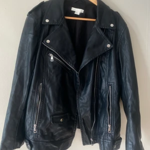 Fake Skinn Jacka  - Skinnjacka ifrån HM med silver detaljer och två öppna fickor och två stängda. 